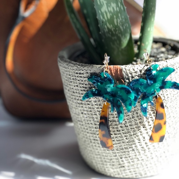 IN STOCK! Palm Tree Dangle Earrings - Picture 1 of 3